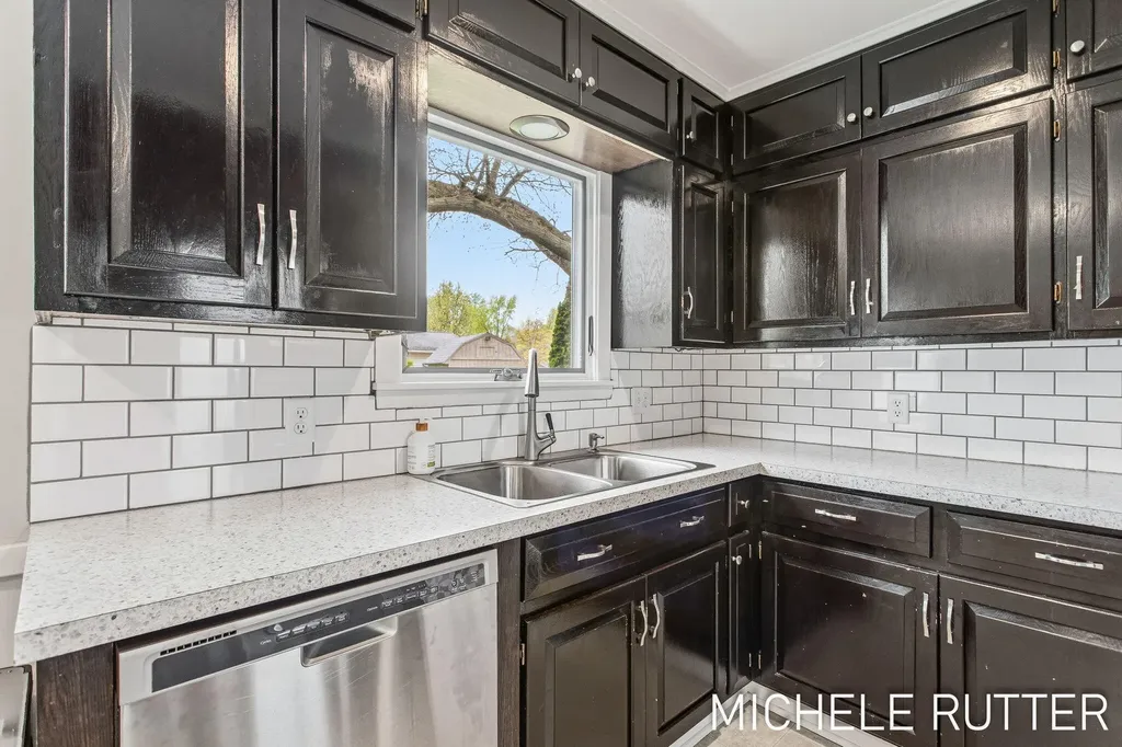526 Pinecrest Street Holland Charter Township MI 49424