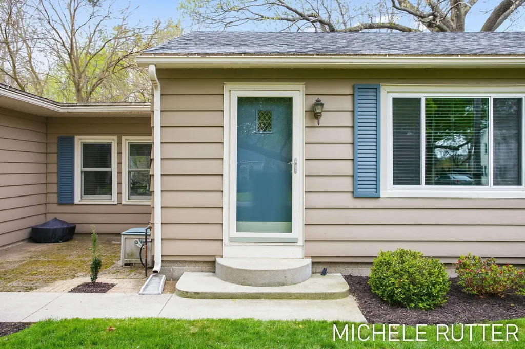526 Pinecrest Street Holland Charter Township MI 49424
