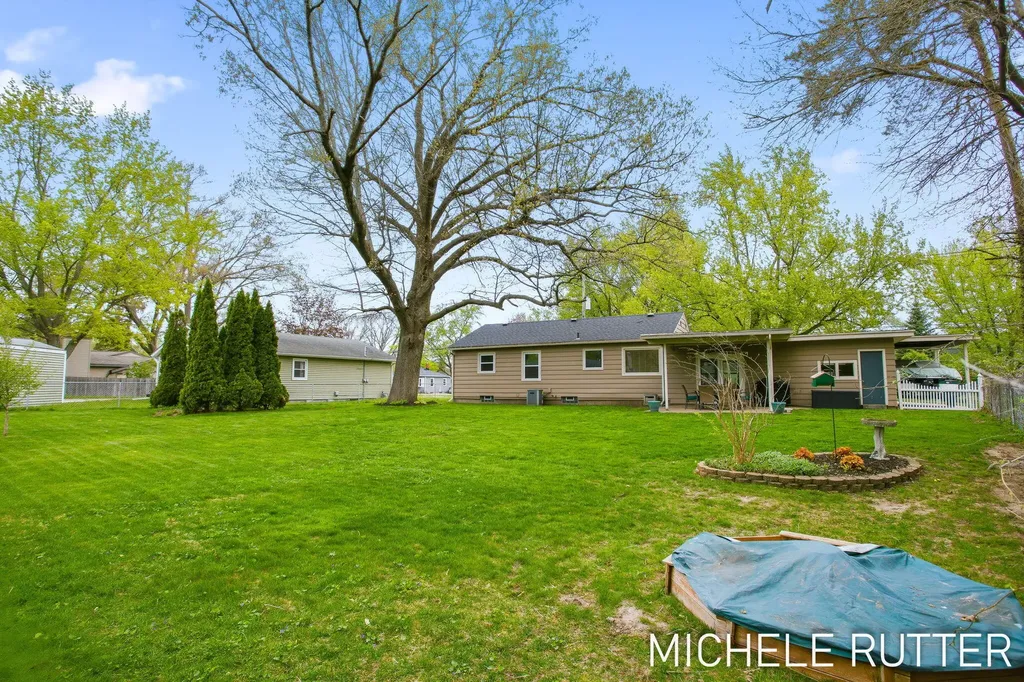 526 Pinecrest Street Holland Charter Township MI 49424