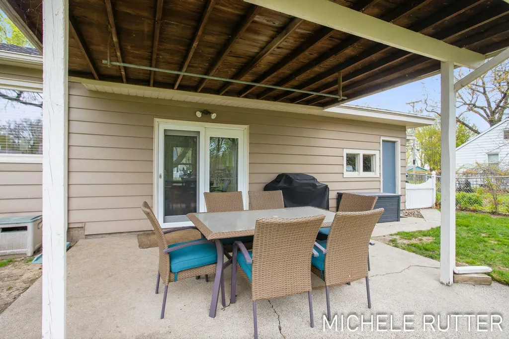 526 Pinecrest Street Holland Charter Township MI 49424