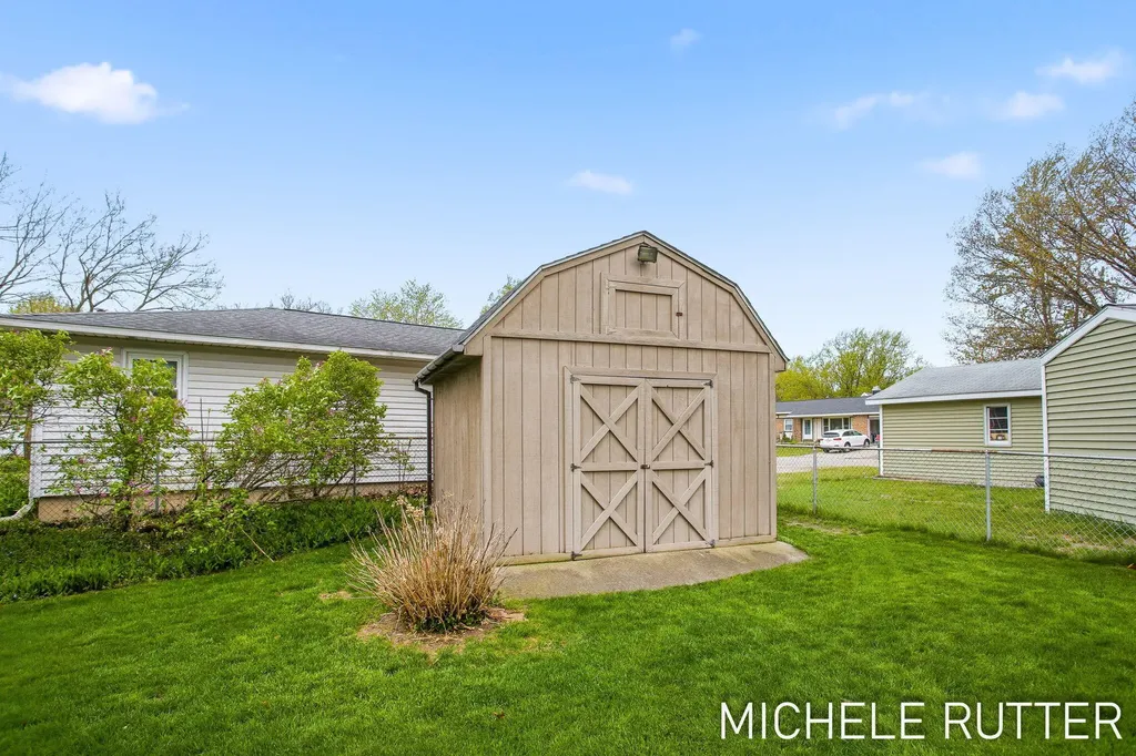 526 Pinecrest Street Holland Charter Township MI 49424