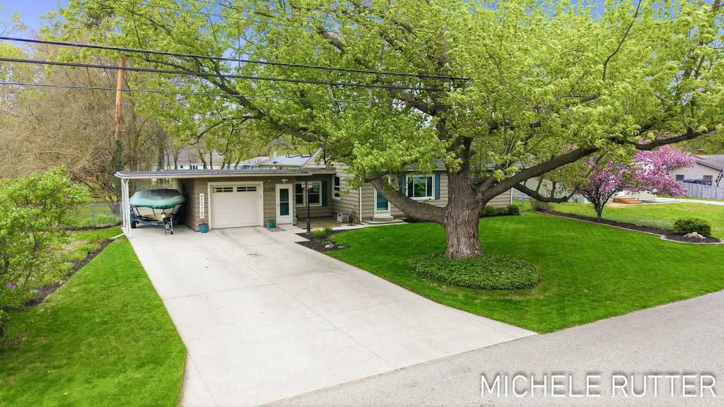 526 Pinecrest Street Holland Charter Township MI 49424