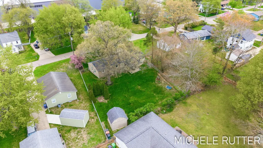 526 Pinecrest Street Holland Charter Township MI 49424
