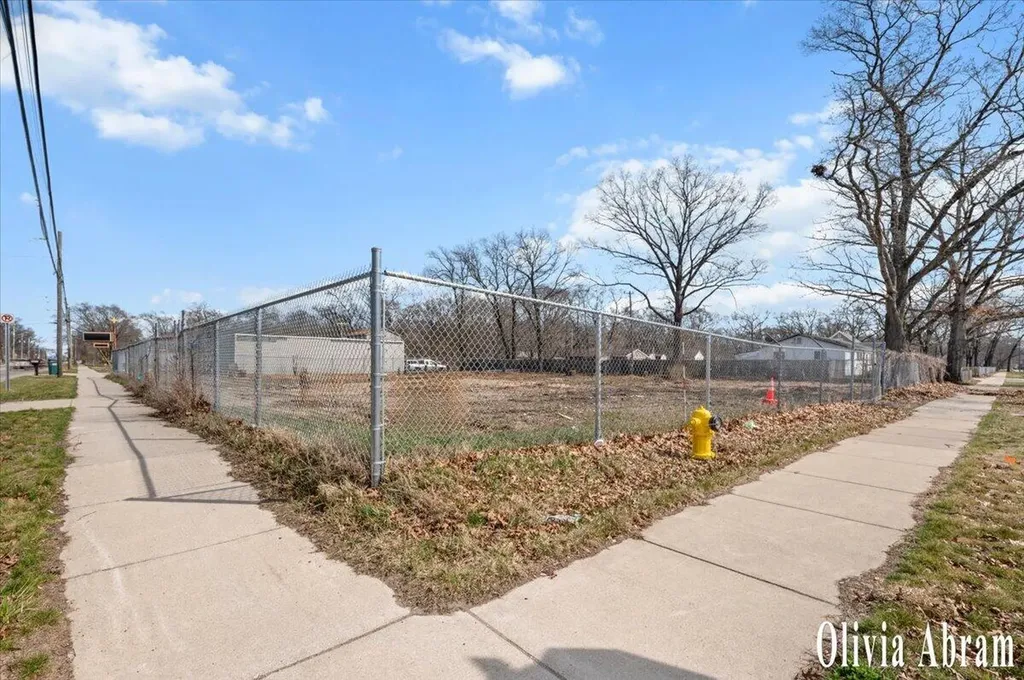 1263 E Broadway Avenue Norton Shores City MI 49444