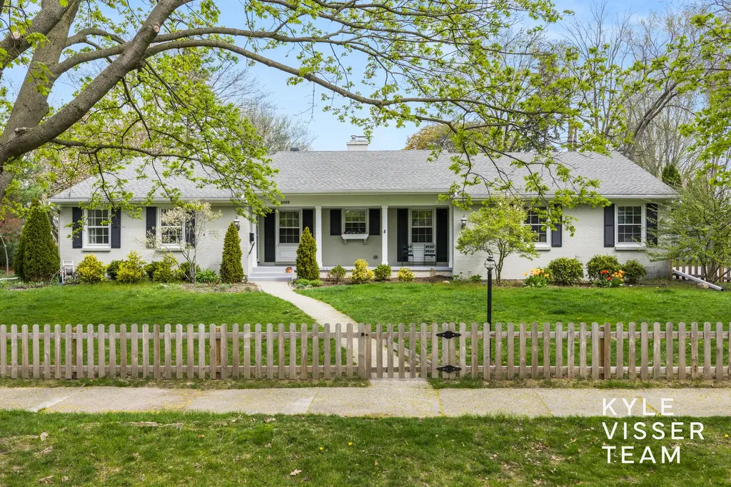 2405 Oakwood Drive SE East Grand Rapids City MI 49506