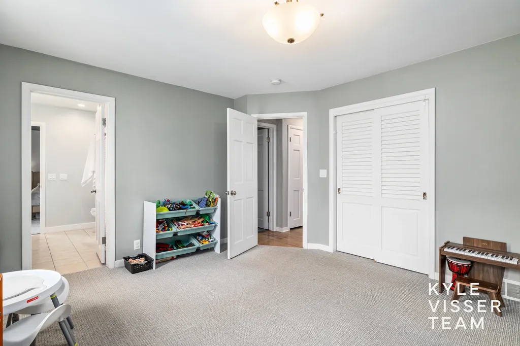 2405 Oakwood Drive SE East Grand Rapids City MI 49506