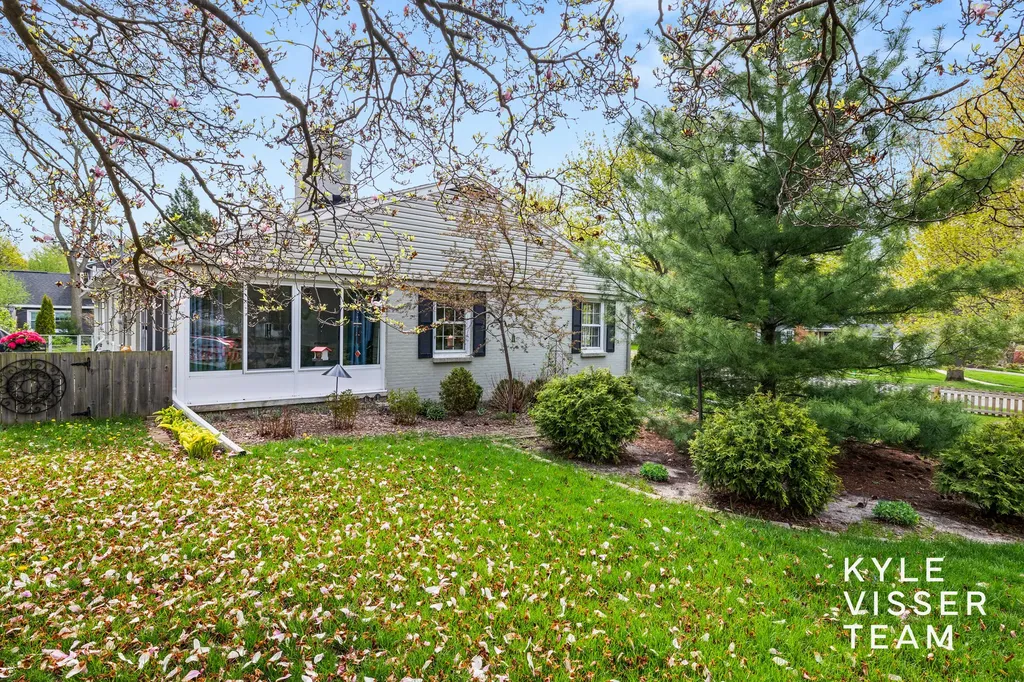 2405 Oakwood Drive SE East Grand Rapids City MI 49506