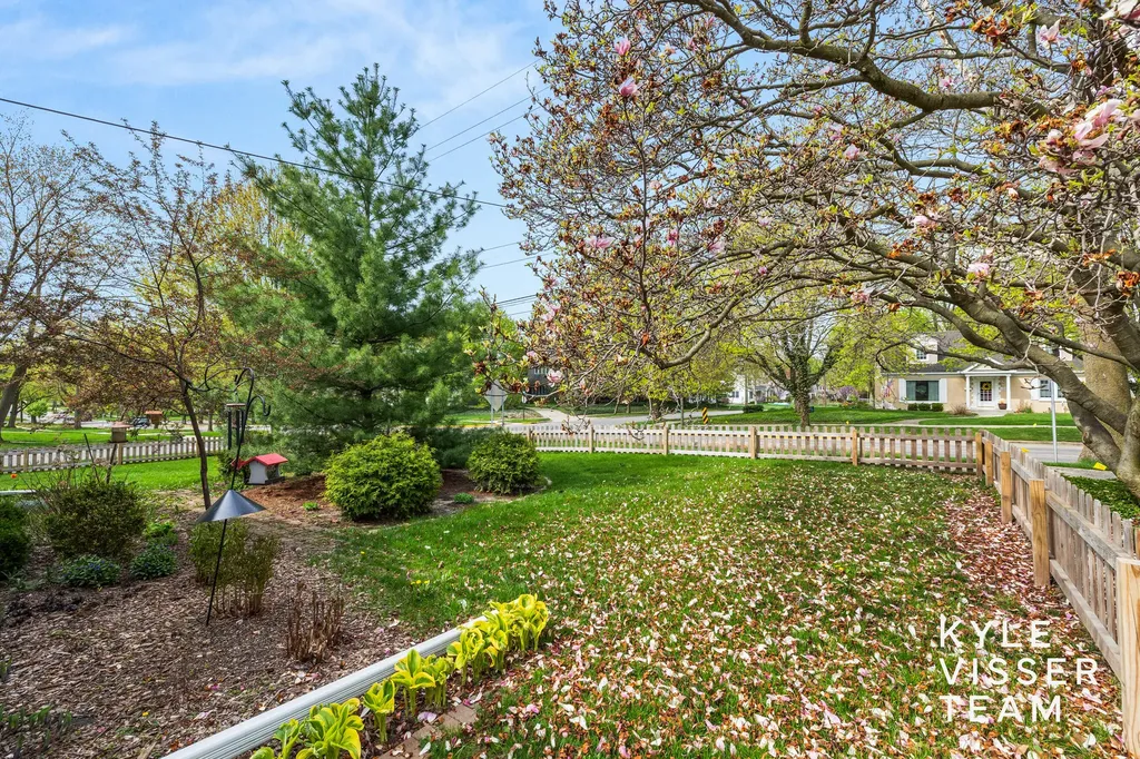 2405 Oakwood Drive SE East Grand Rapids City MI 49506