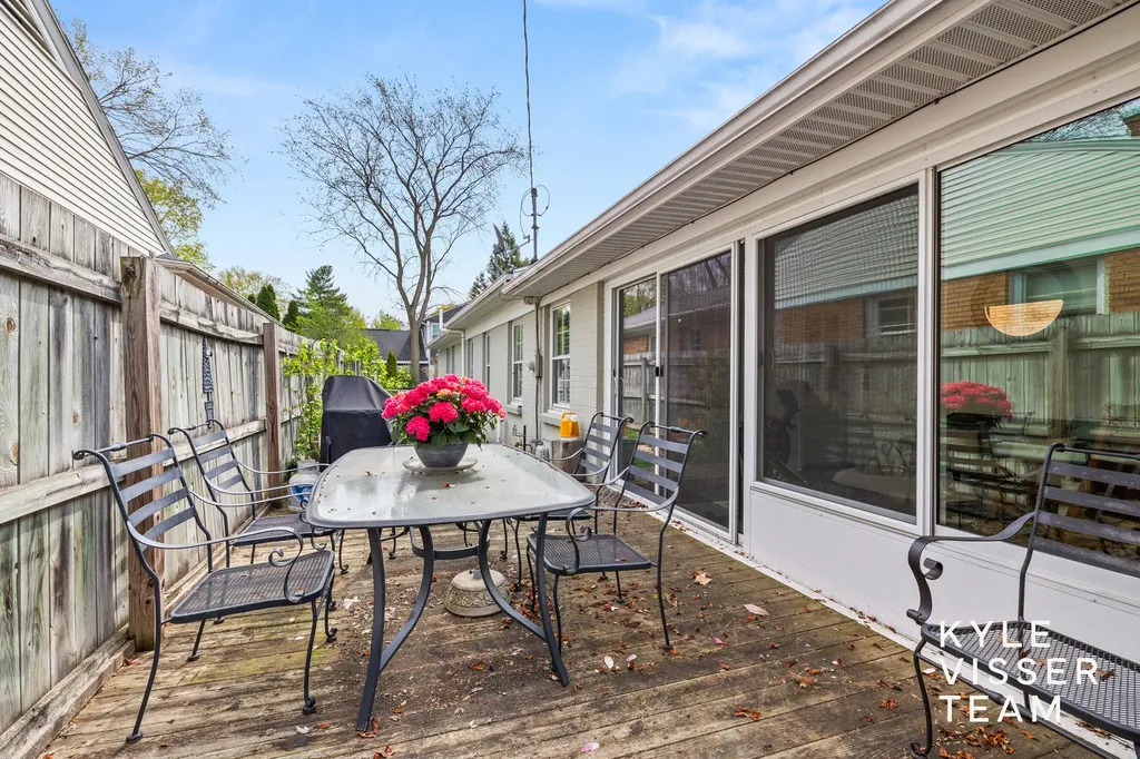 2405 Oakwood Drive SE East Grand Rapids City MI 49506