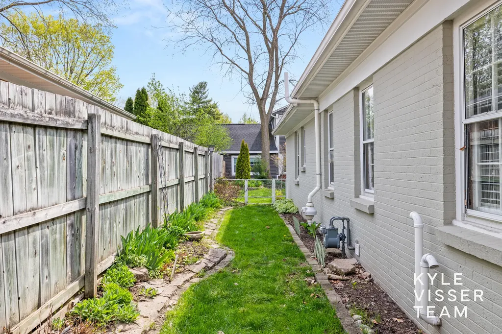 2405 Oakwood Drive SE East Grand Rapids City MI 49506