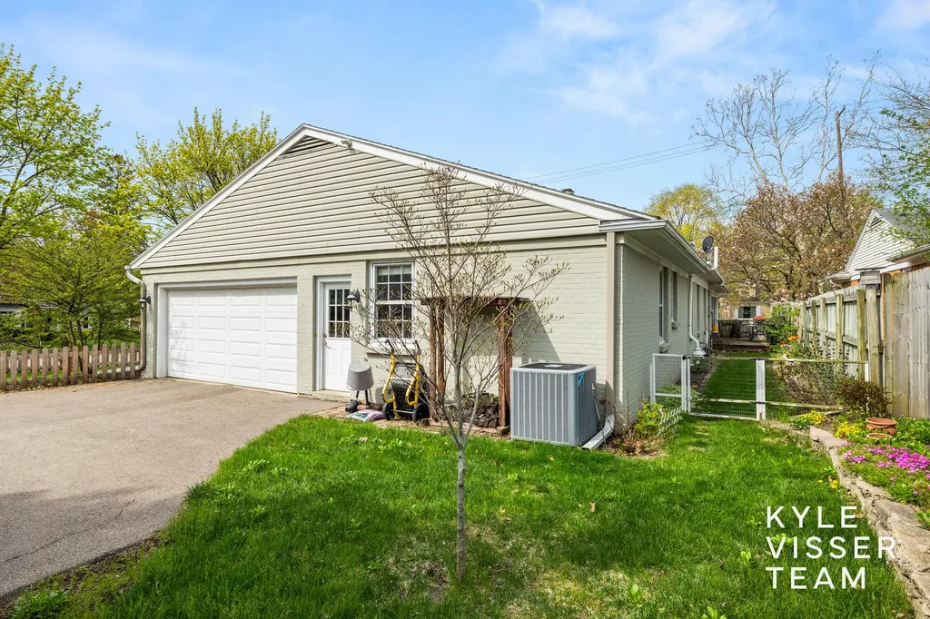 2405 Oakwood Drive SE East Grand Rapids City MI 49506