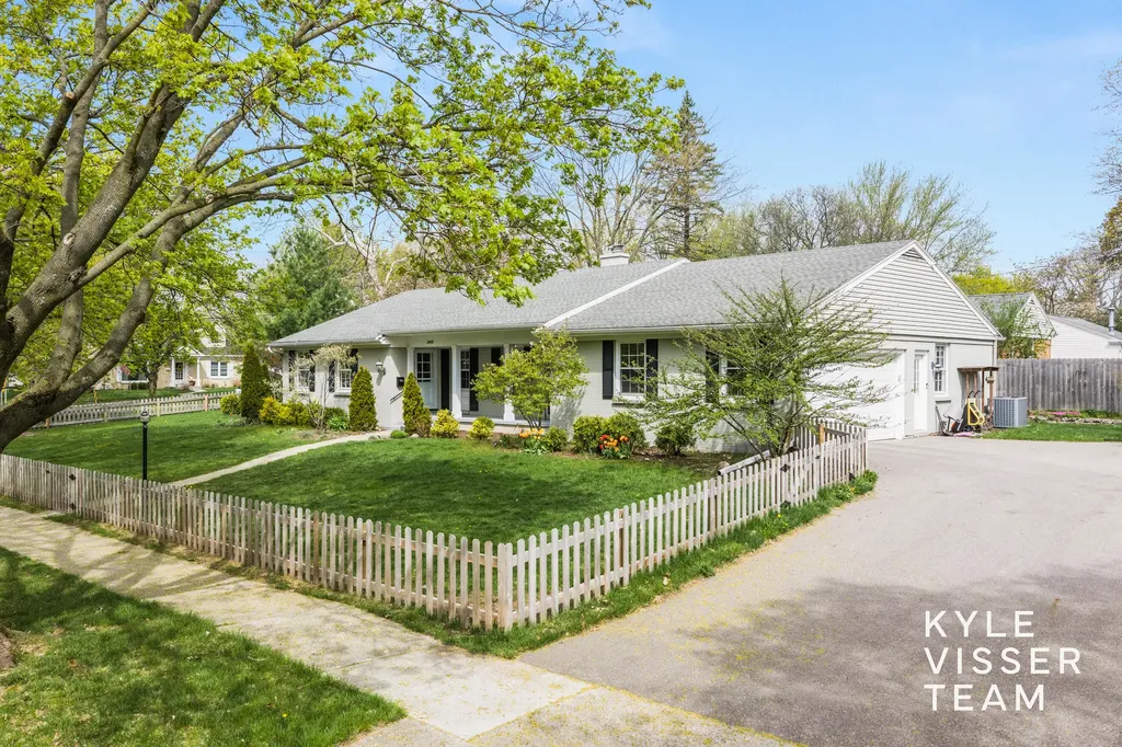 2405 Oakwood Drive SE East Grand Rapids City MI 49506
