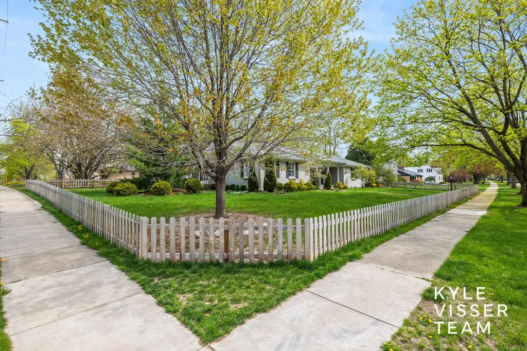 2405 Oakwood Drive SE East Grand Rapids City MI 49506