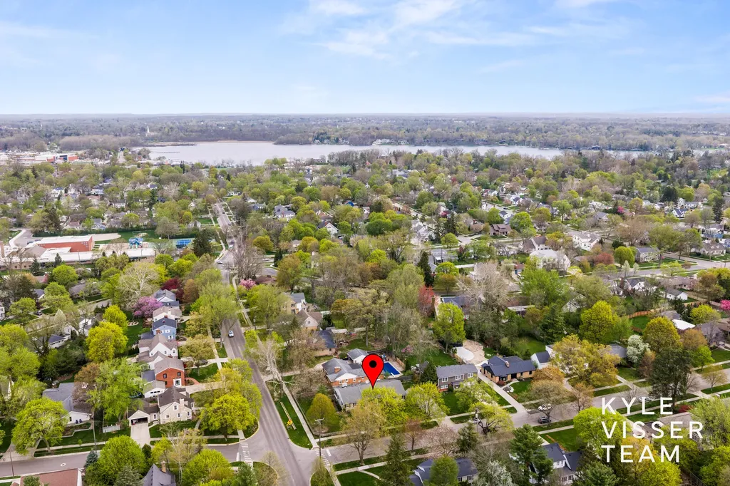 2405 Oakwood Drive SE East Grand Rapids City MI 49506
