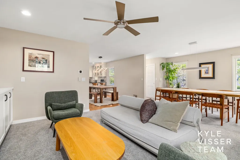 2405 Oakwood Drive SE East Grand Rapids City MI 49506