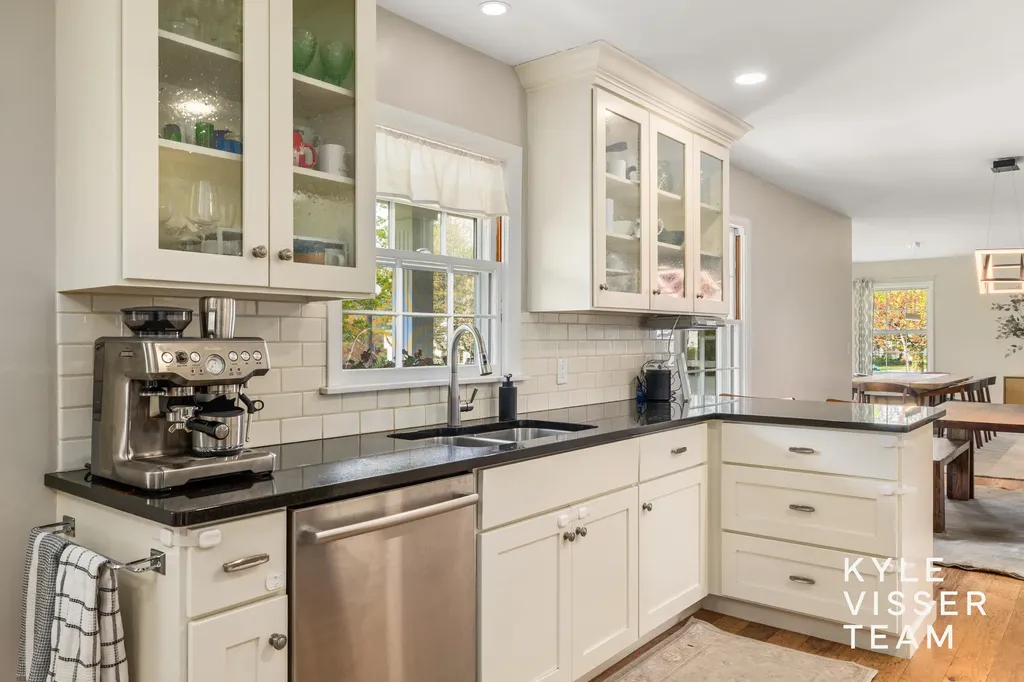 2405 Oakwood Drive SE East Grand Rapids City MI 49506