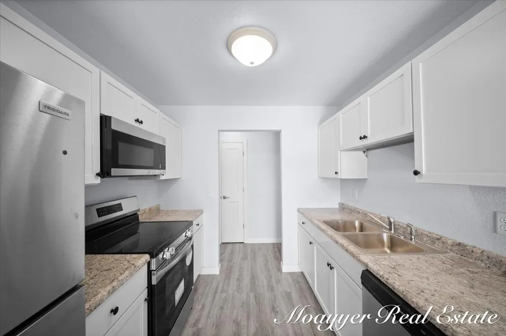 1041 Abbey Court Holland City MI 49423
