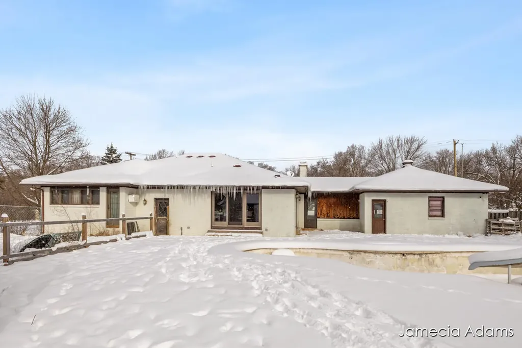 2132 4 Mile Road NE Grand Rapids Charter Township MI 49525