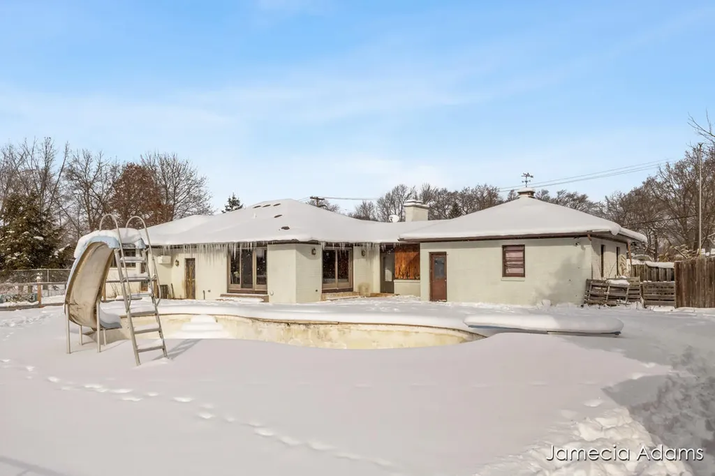 2132 4 Mile Road NE Grand Rapids Charter Township MI 49525
