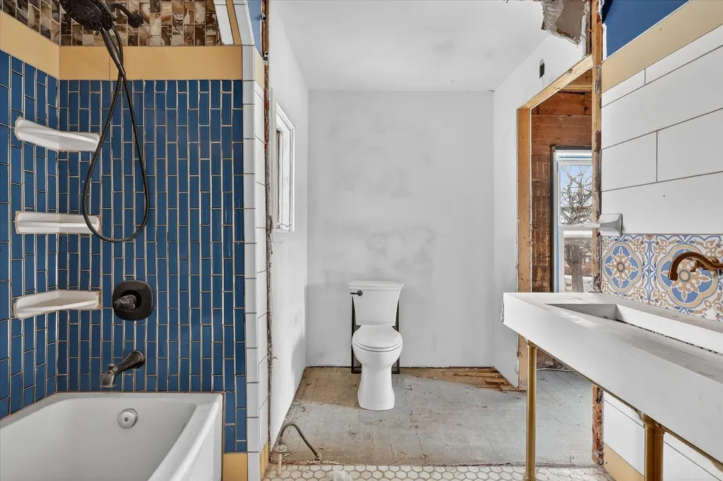 2328 Dean Lake Avenue NE Grand Rapids City MI 49505