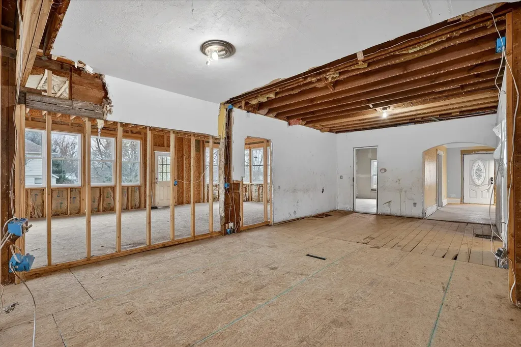 2328 Dean Lake Avenue NE Grand Rapids City MI 49505