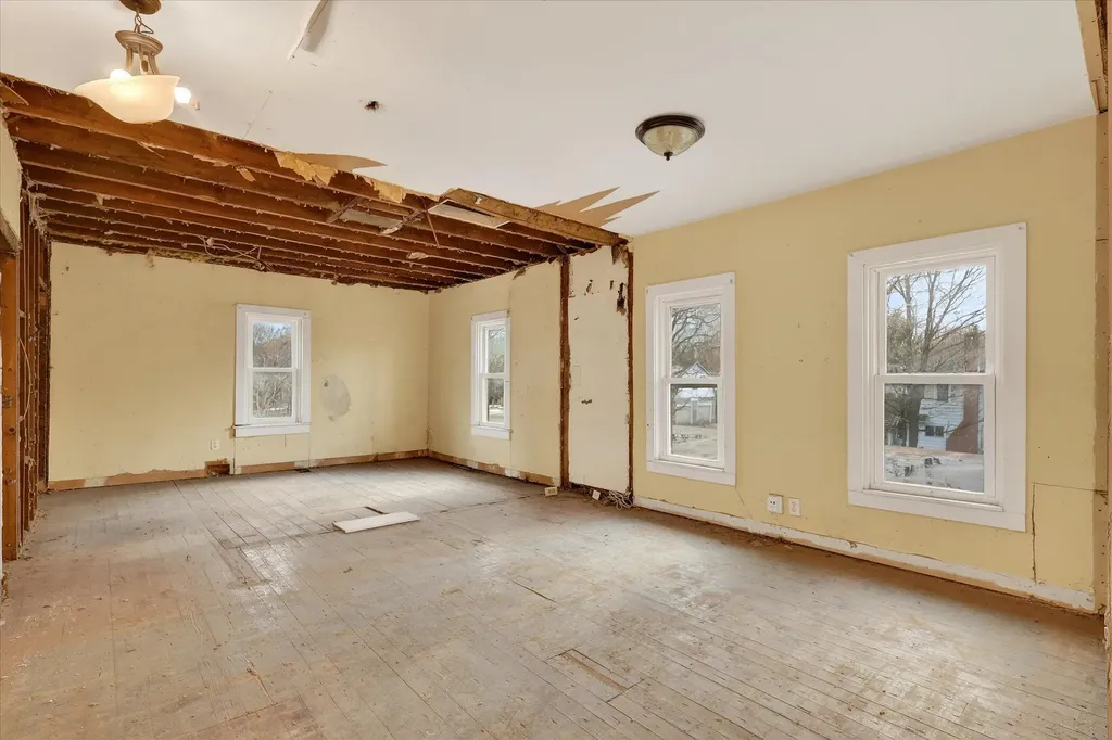 2328 Dean Lake Avenue NE Grand Rapids City MI 49505