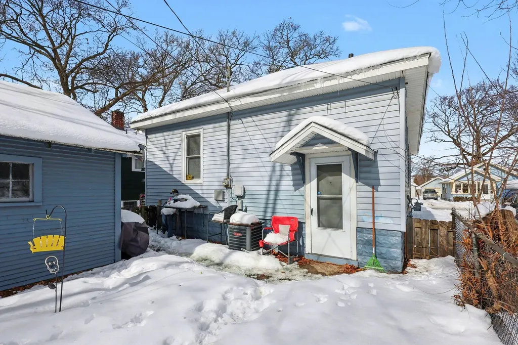 889 Fleming Avenue Muskegon City MI 49442