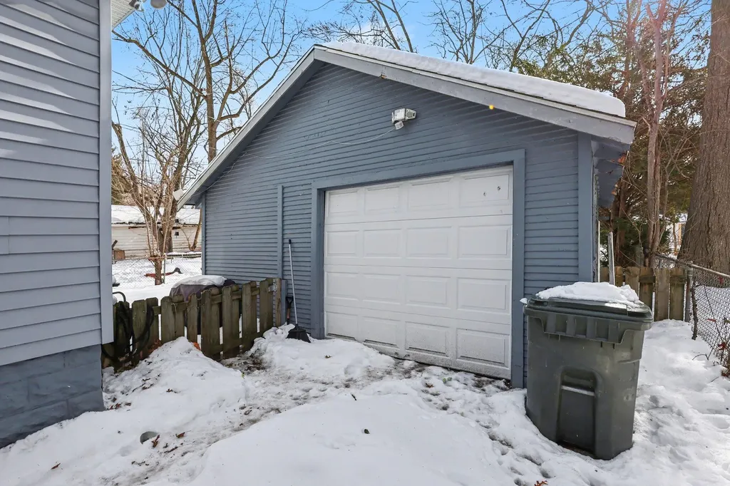 889 Fleming Avenue Muskegon City MI 49442