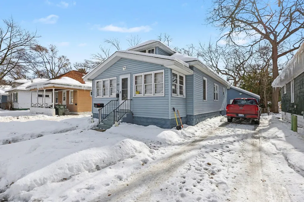 889 Fleming Avenue Muskegon City MI 49442