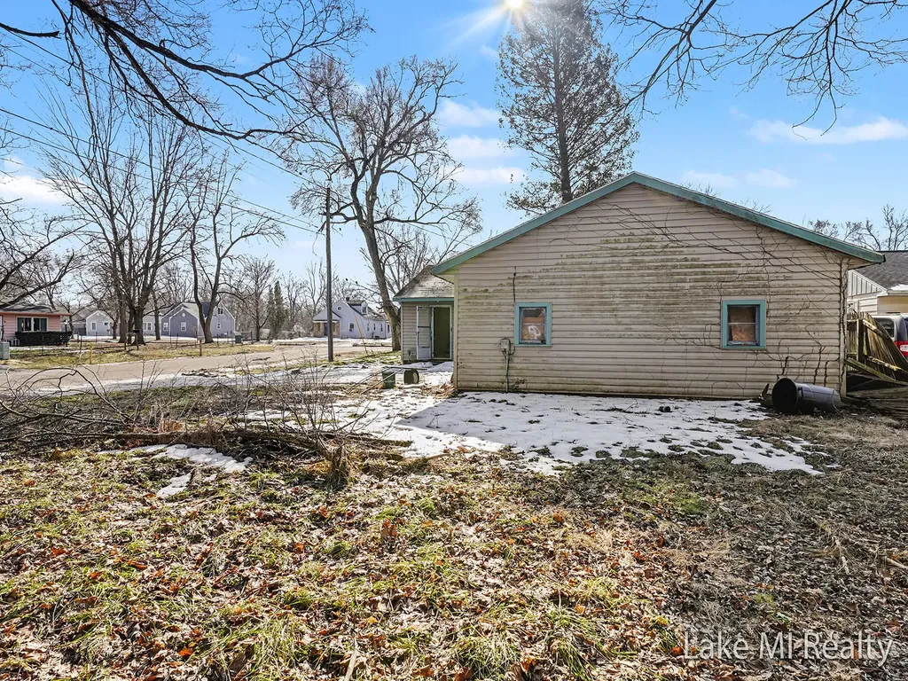 38 W Coolidge Avenue W Bedford Charter Township MI 49037