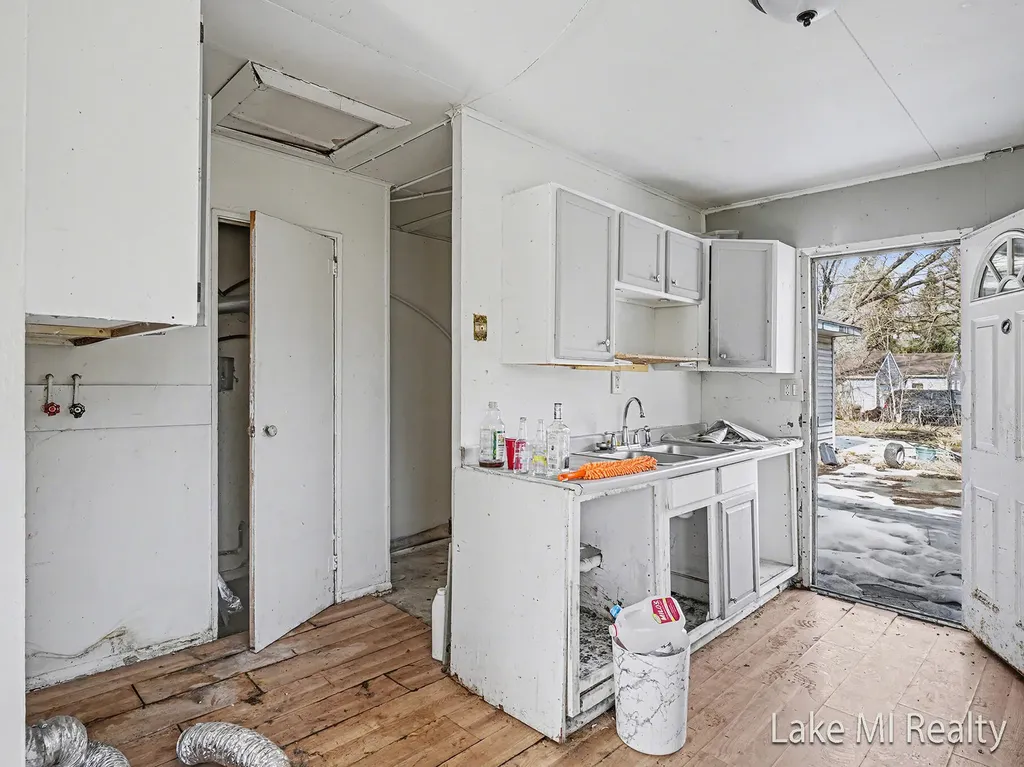 38 W Coolidge Avenue W Bedford Charter Township MI 49037