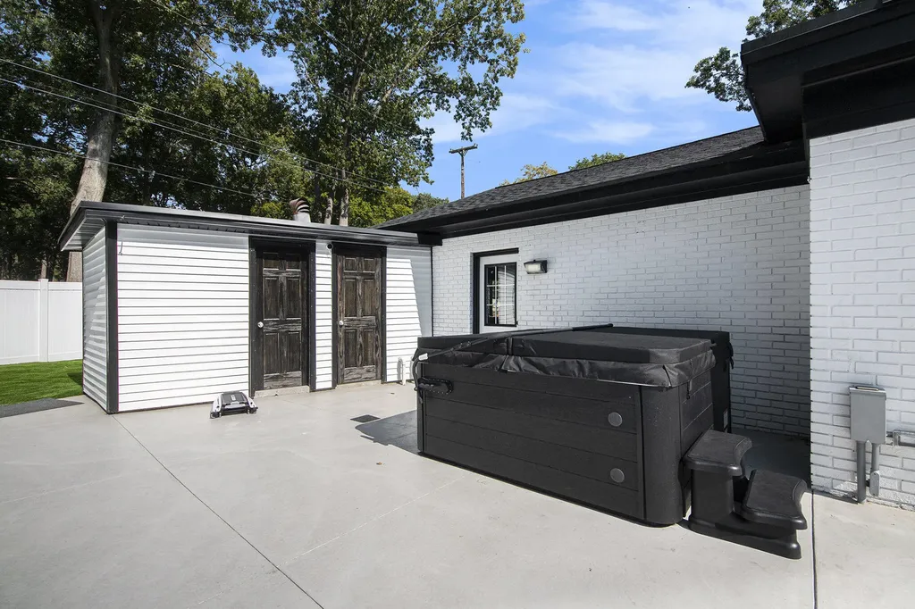 4085 Quainton Road Norton Shores City MI 49441