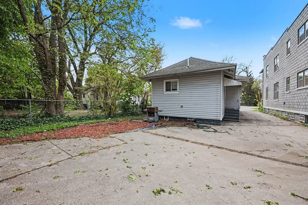66 E Isabella Avenue Muskegon City MI 49442