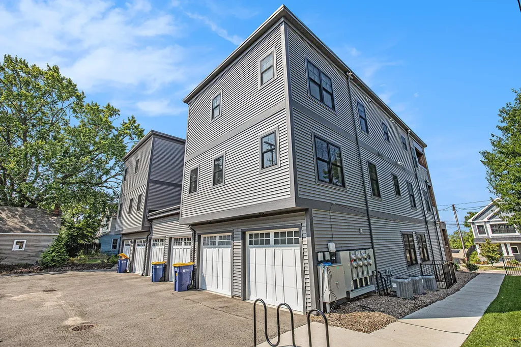 826 Fairview Avenue NE Grand Rapids City MI 49503