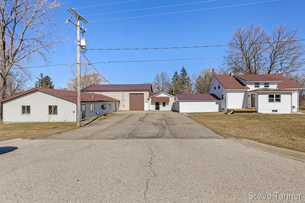 5423 E Howard City-edmore Home Township MI 48829