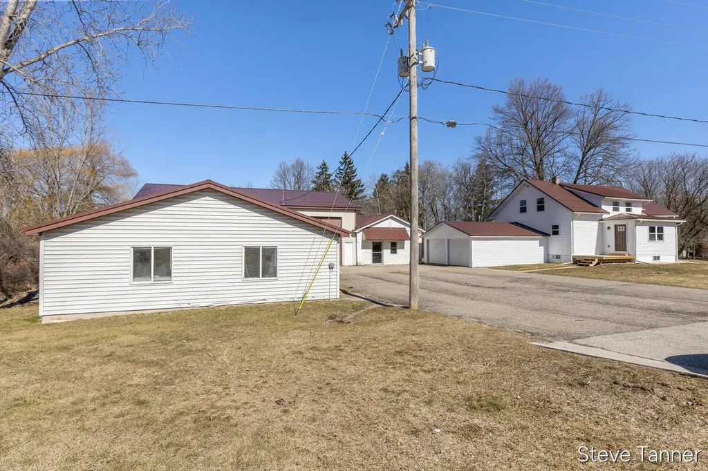 5423 E Howard City-edmore Home Township MI 48829