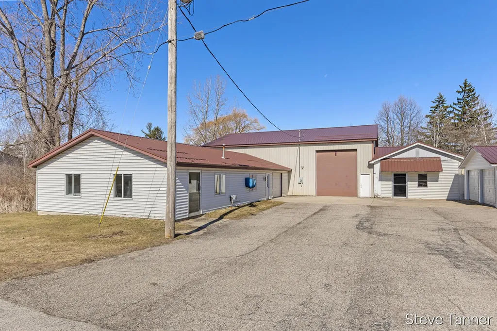 5423 E Howard City-edmore Home Township MI 48829