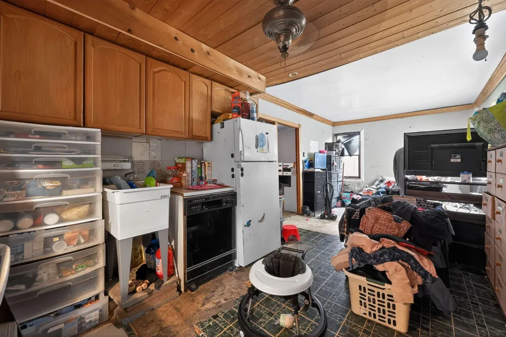 7559 Toepfer Road Warren City MI 48091