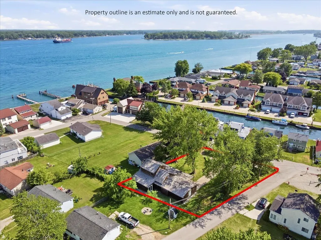 124 Roselawn Street Algonac City MI 48001