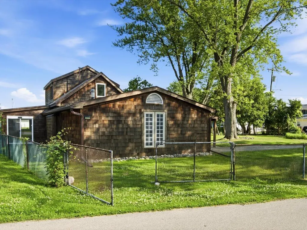 124 Roselawn Street Algonac City MI 48001