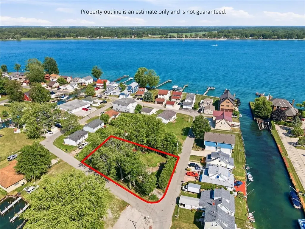 124 Roselawn Street Algonac City MI 48001