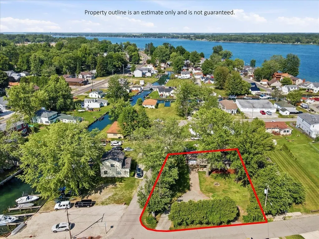 124 Roselawn Street Algonac City MI 48001