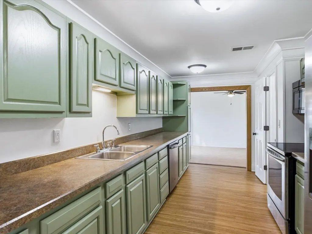 124 Roselawn Street Algonac City MI 48001