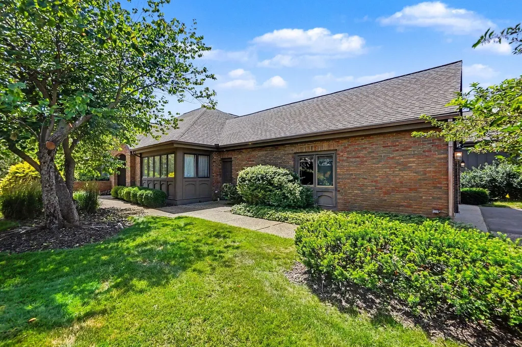 640 Cascade Hills Ridge SE Grand Rapids Charter Township MI 49546