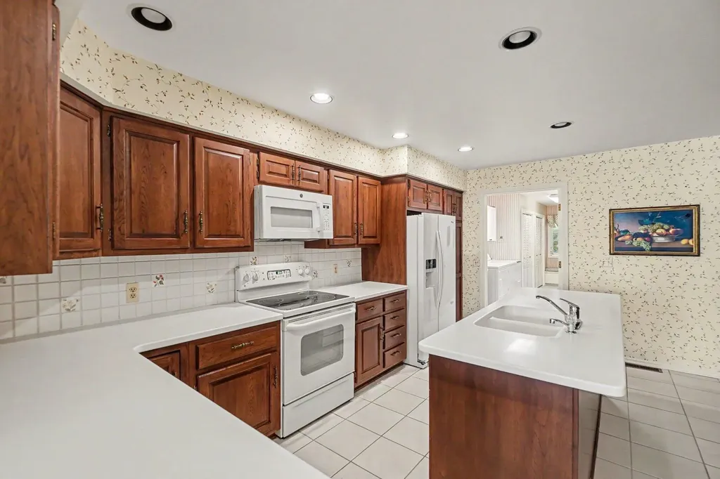 640 Cascade Hills Ridge SE Grand Rapids Charter Township MI 49546