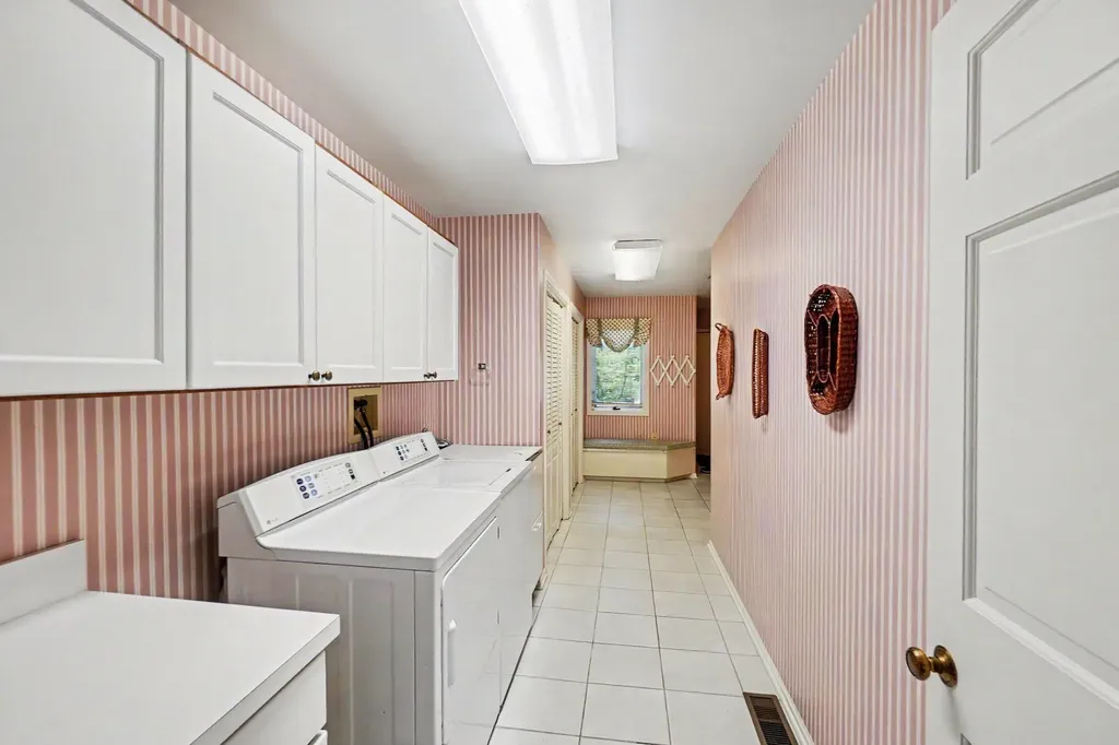 640 Cascade Hills Ridge SE Grand Rapids Charter Township MI 49546