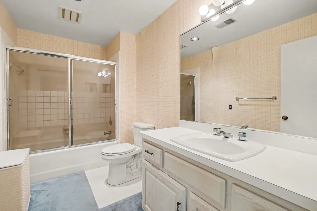 640 Cascade Hills Ridge SE Grand Rapids Charter Township MI 49546