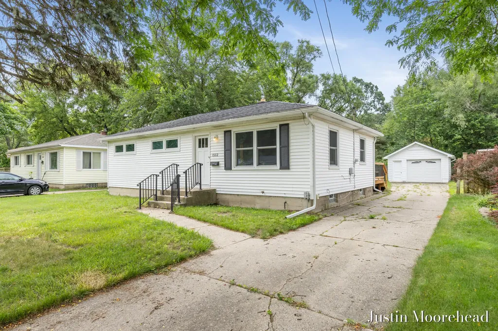 1552 41st Street SW Wyoming City MI 49509