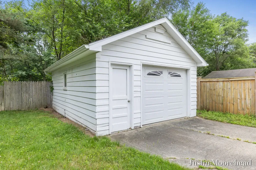 1552 41st Street SW Wyoming City MI 49509
