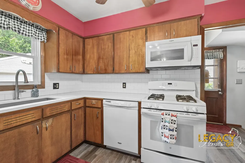 1031 Worcester Drive NE Grand Rapids City MI 49505